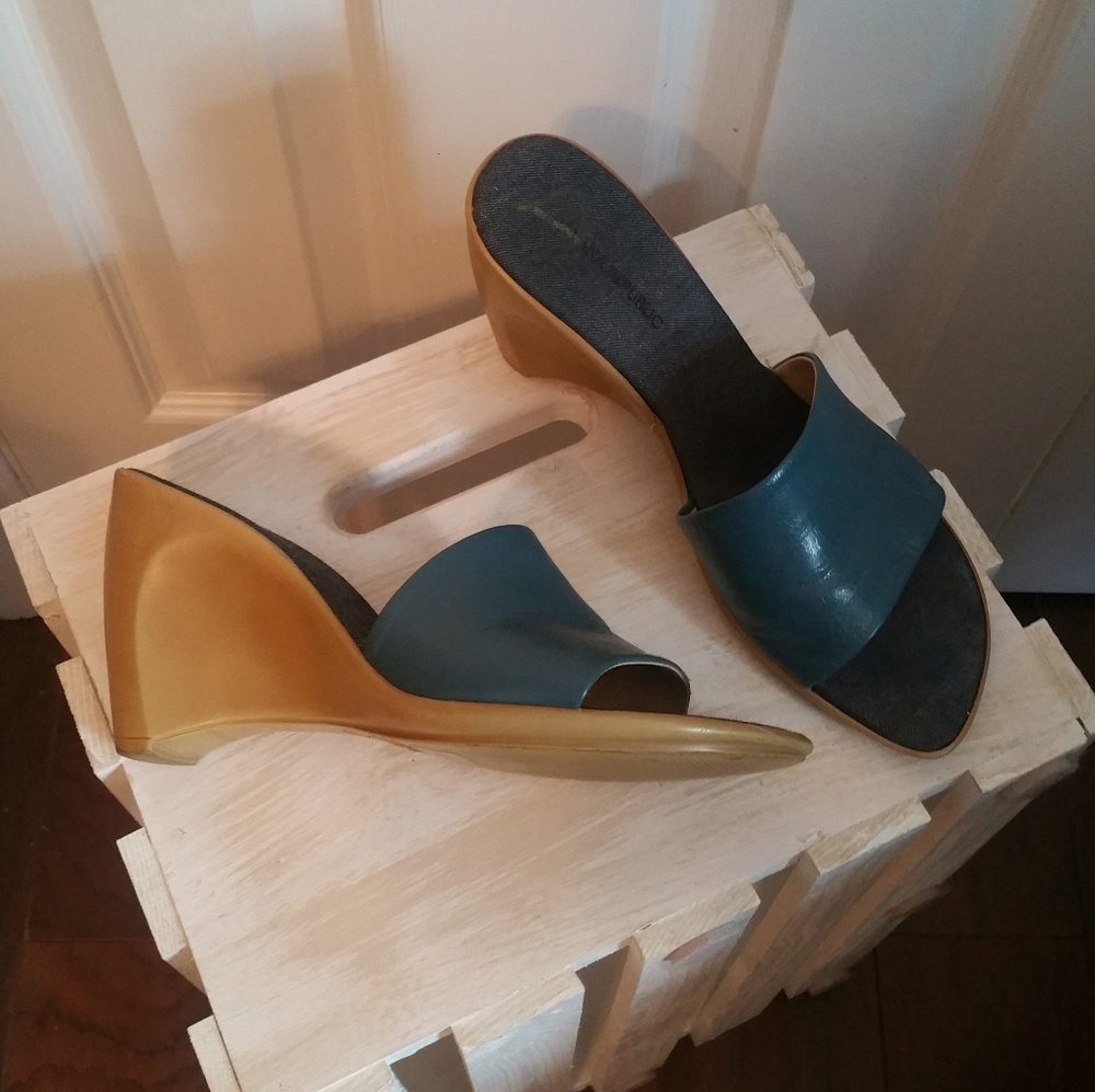 Womens Banana Republic sandals, Size 8, Blue